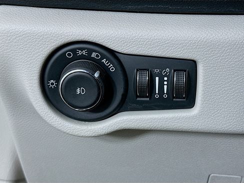 Used 2024 Chrysler Pacifica Touring-L FWD image 17