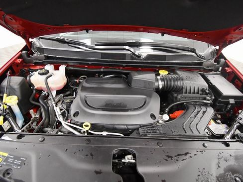 Used 2025 Chrysler Pacifica Limited image 12