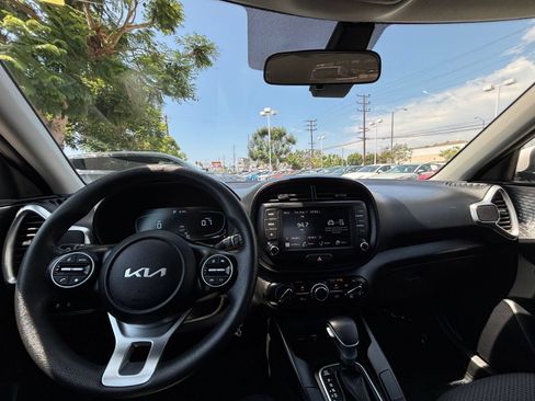 Used 2025 Kia Soul LX w/ LX Technology Package FWD image 34
