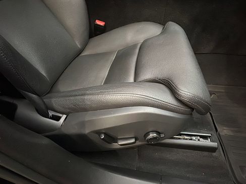 Used 2019 Volvo XC60 T5 Momentum w/ Premium Package AWD/4WD image 18