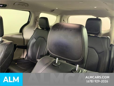 Used 2024 Chrysler Pacifica Select image 17