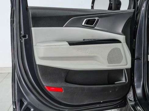 Used 2023 Kia Carnival LX FWD image 41