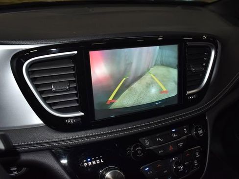 Certified 2025 Chrysler Pacifica Limited image 17