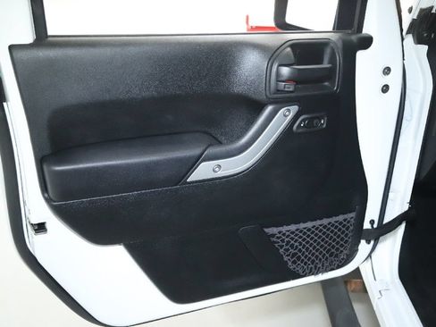 Used 2017 Jeep Wrangler Rubicon w/ Connectivity Group AWD/4WD image 12