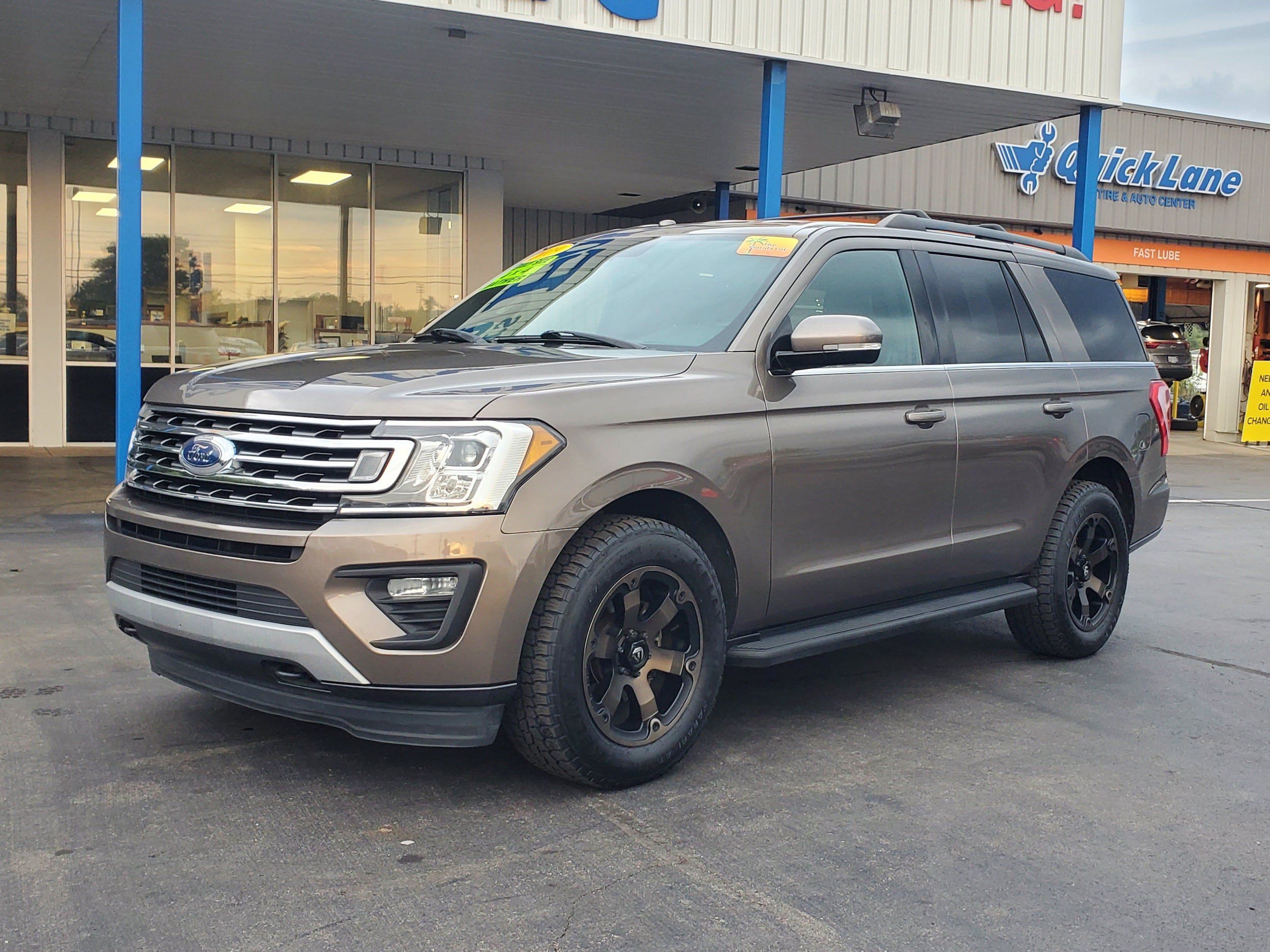 Used 2019 Ford Expedition XLT w/ Equipment Group 201A AWD/4WD image 2
