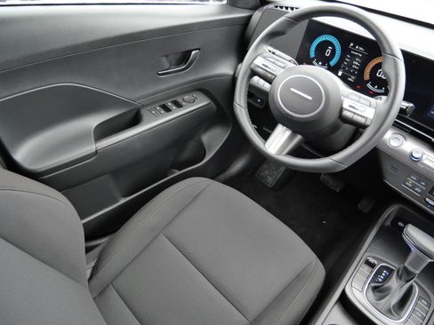 Certified 2025 Hyundai Kona SEL image 9