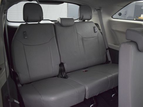 Used 2024 Toyota Sienna XLE FWD image 12