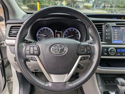 Used 2019 Toyota Highlander SE image 14