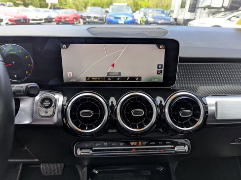 Used 2021 Mercedes-Benz GLB 250 4MATIC w/ Premium Package image 19