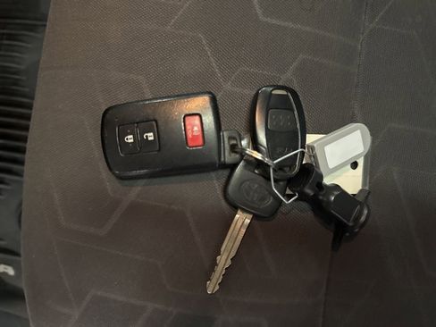 Used 2016 Toyota Tacoma TRD Off-Road image 29