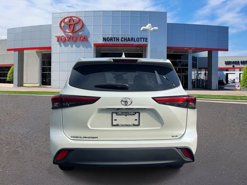 Used 2021 Toyota Highlander XLE FWD image 6