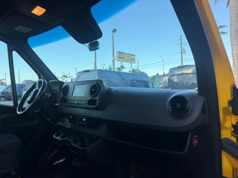 Used 2021 Mercedes-Benz Sprinter 2500 image 18