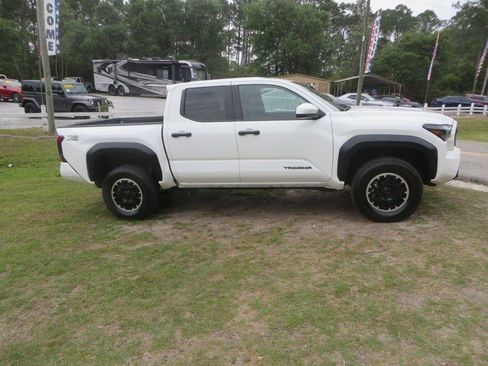 Used 2024 Toyota Tacoma TRD Off-Road AWD/4WD image 5
