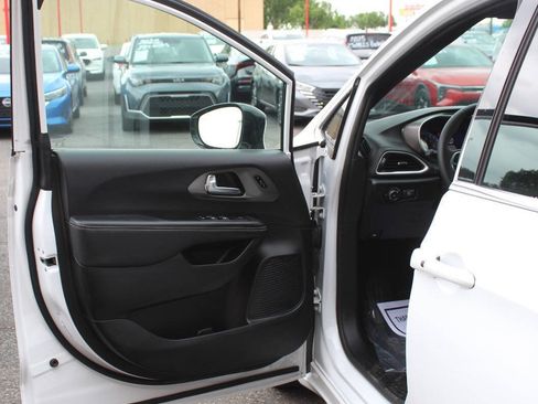 Used 2025 Chrysler Pacifica Select FWD image 18