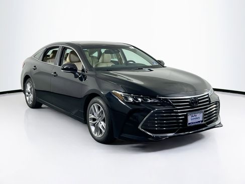 Used 2019 Toyota Avalon XLE image 3