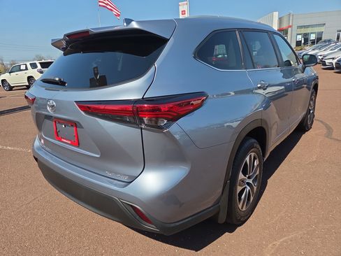 Used 2023 Toyota Highlander XLE image 3