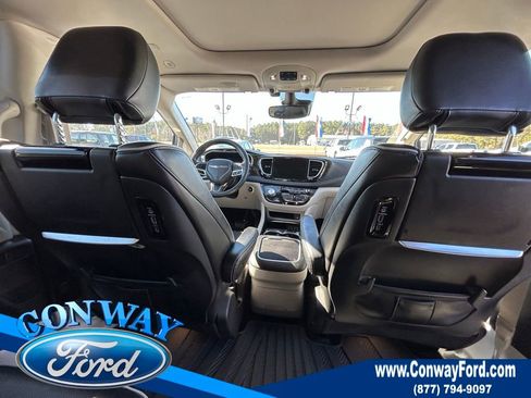 Used 2022 Chrysler Pacifica Limited w/ Uconnect Theater Family Group image 25