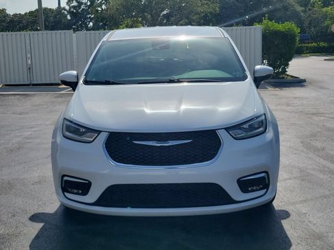Used 2023 Chrysler Pacifica Touring-L FWD image 2
