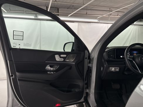 Used 2025 Mercedes-Benz GLS 450 4MATIC image 5