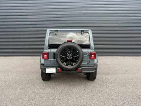 Used 2025 Jeep Wrangler Unlimited Sahara w/ Safety Group AWD/4WD image 10