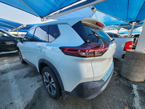 Used 2021 Nissan Rogue SV image 3