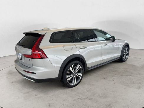 Certified 2025 Volvo V60 B5 Cross Country Plus image 6