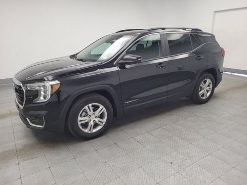 Used 2024 GMC Terrain SLE w/ Driver Convenience Package FWD image 2