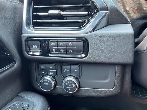 Used 2025 GMC Yukon Denali AWD/4WD image 18