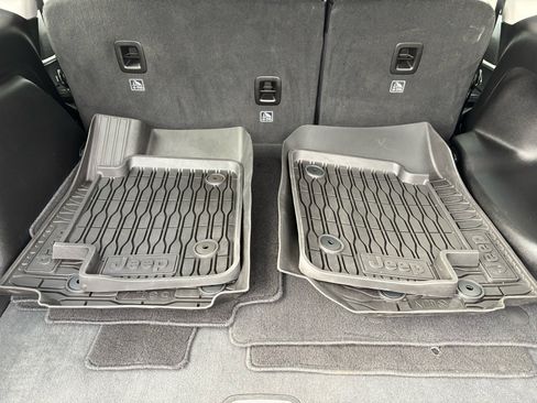 Used 2023 Jeep Grand Cherokee Limited w/ Black Appearance Package image 38