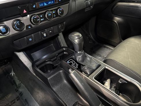 Used 2021 Toyota Tacoma TRD Sport AWD/4WD image 19