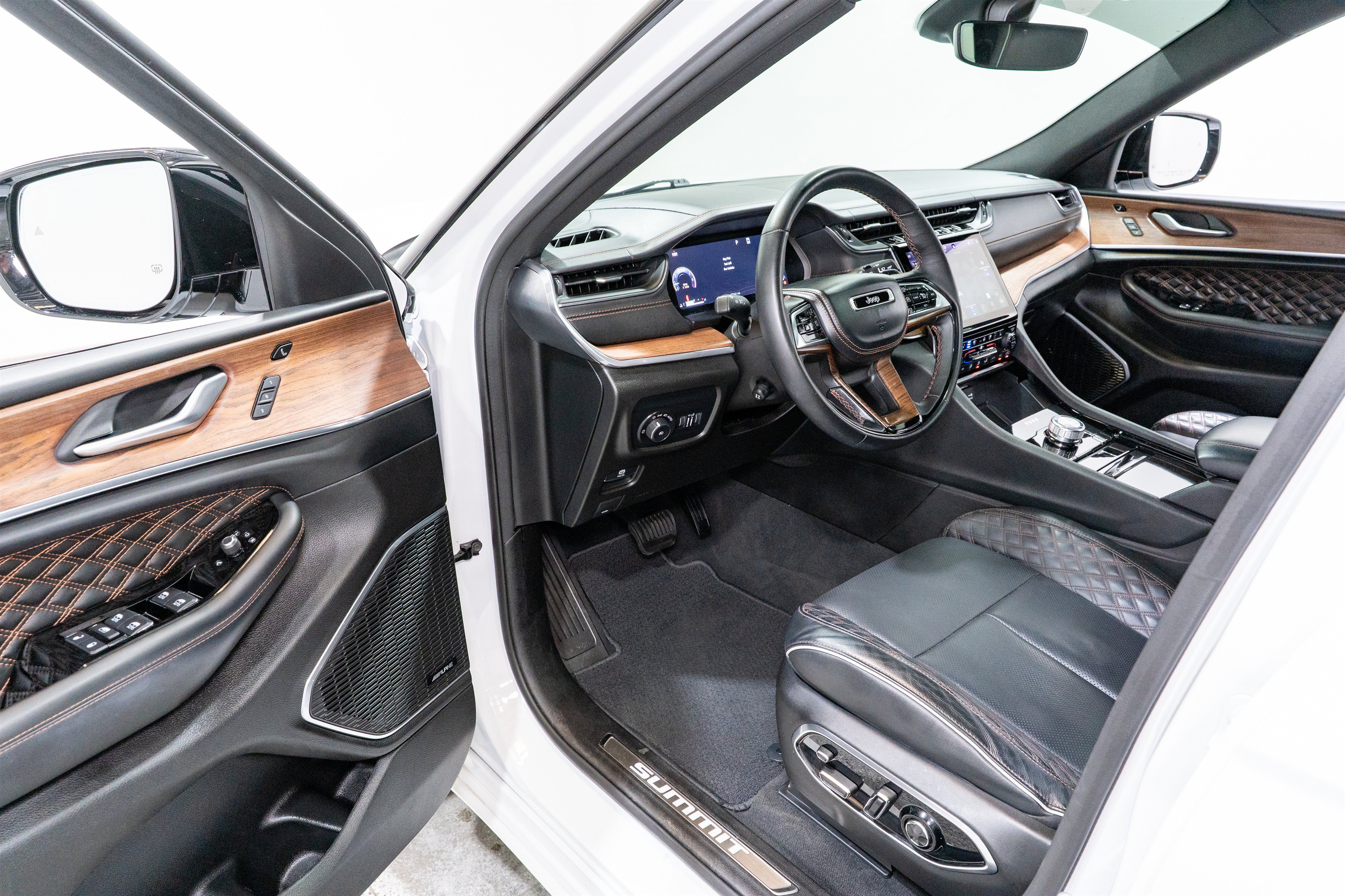 Used 2023 Jeep Grand Cherokee L Summit w/ Luxury Tech Group V RWD image 12
