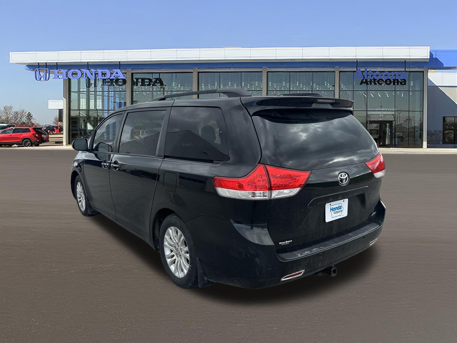 Used 2013 Toyota Sienna XLE w/ Entertainment Pkg FWD image 3