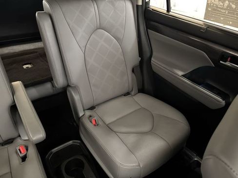 Used 2021 Toyota Highlander Platinum image 26