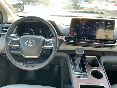 Used 2024 Toyota Sienna XLE image 16