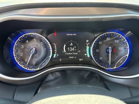 Used 2024 Chrysler Pacifica Touring-L FWD image 20