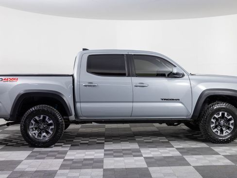 Used 2018 Toyota Tacoma TRD Off-Road w/ Technology Package image 9