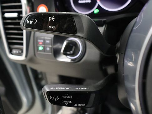 Used 2022 Porsche Cayenne Base image 38