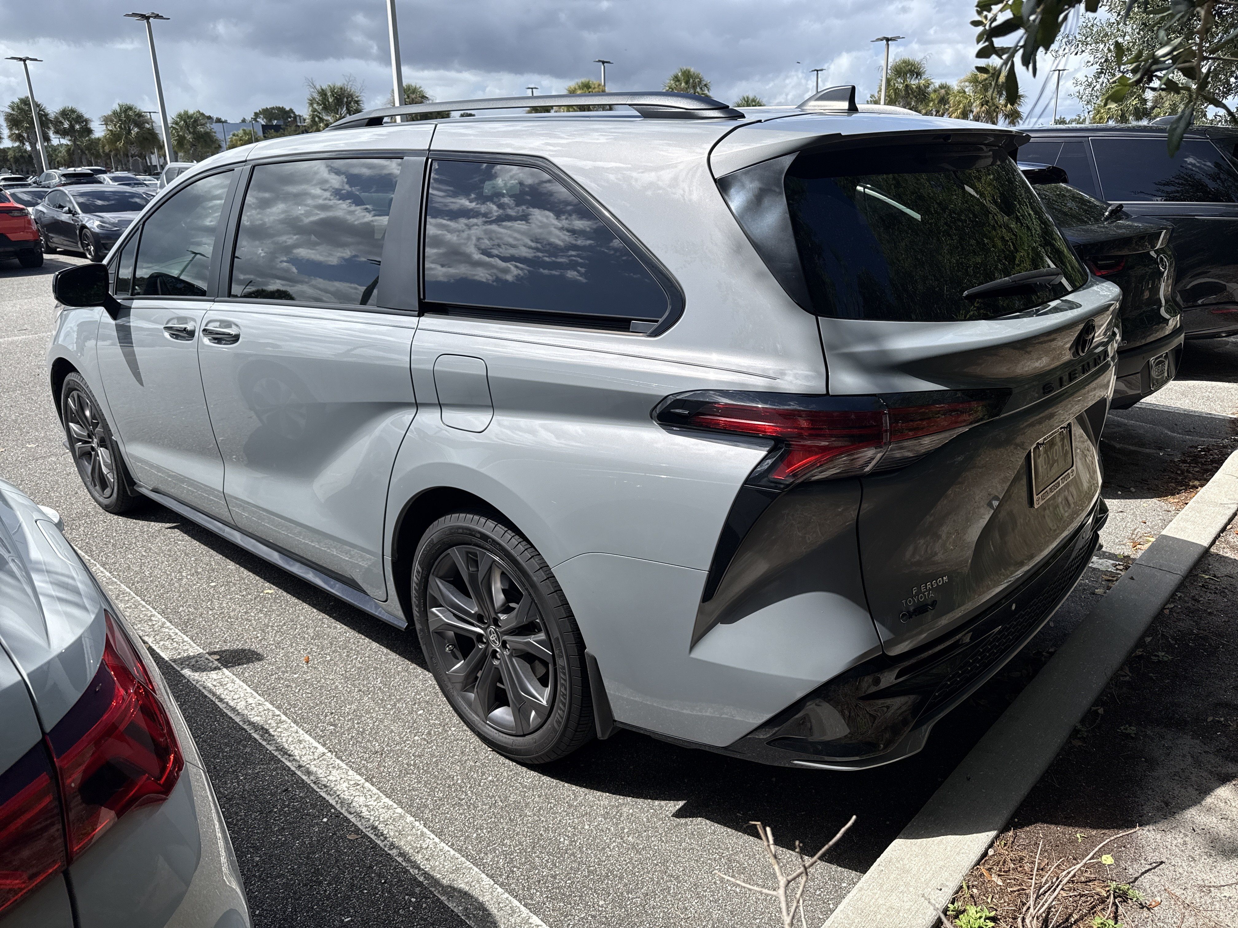 Used 2025 Toyota Sienna XSE w/ XSE Plus Package FWD image 3