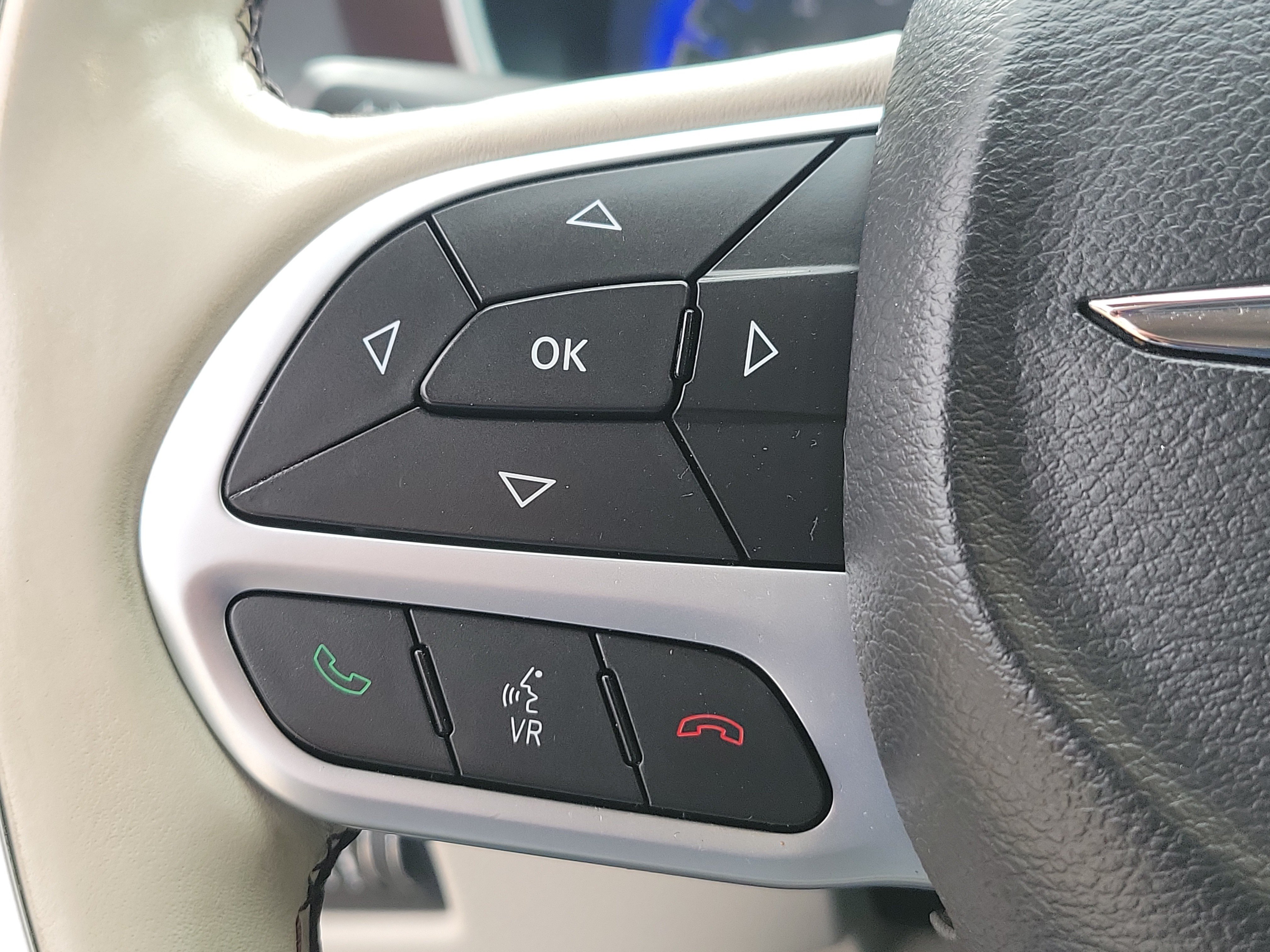 Used 2017 Chrysler Pacifica Limited w/ UConnect Theater Package FWD image 23