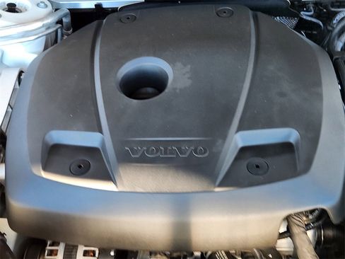 Used 2020 Volvo XC90 T5 Momentum w/ Protection Package Premier image 18