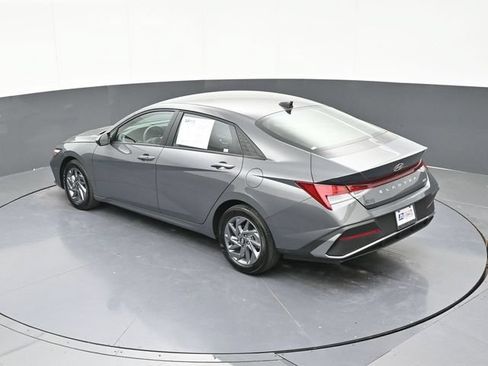Used 2025 Hyundai Elantra Hybrid FWD image 58