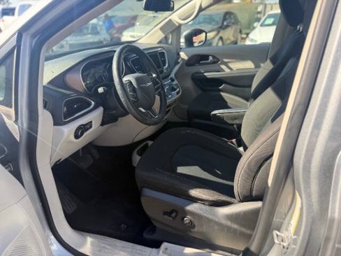 Used 2021 Chrysler Voyager LX FWD image 10