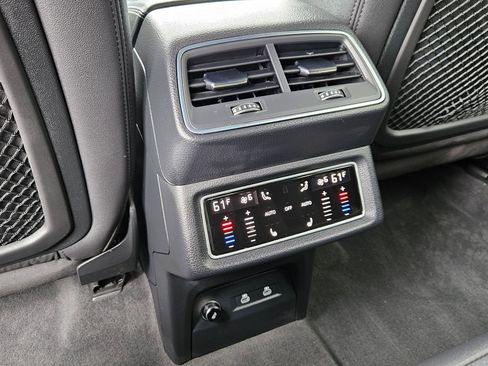 Used 2023 Audi e-tron Premium Plus w/ Premium Plus Package AWD/4WD image 23