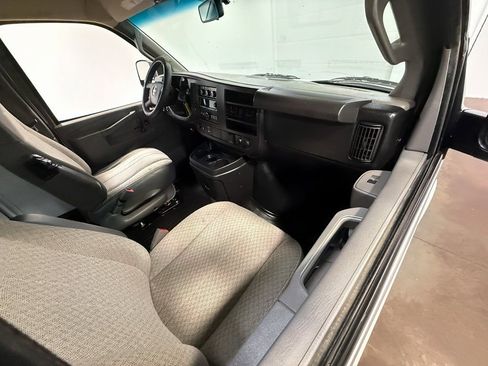 Used 2017 GMC Savana 2500 image 56