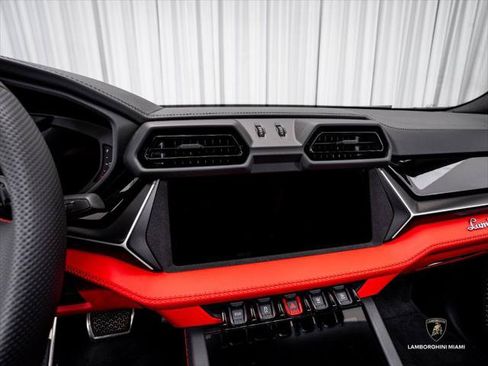 Used 2025 Lamborghini Urus SE AWD/4WD image 25
