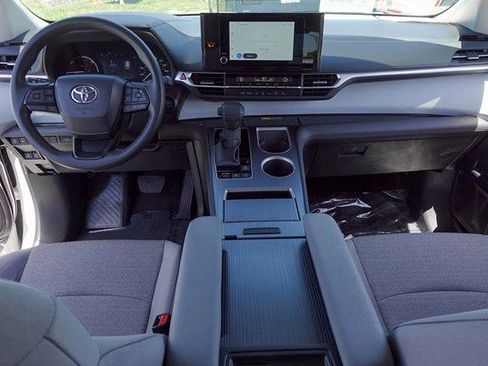Certified 2025 Toyota Sienna LE FWD image 21