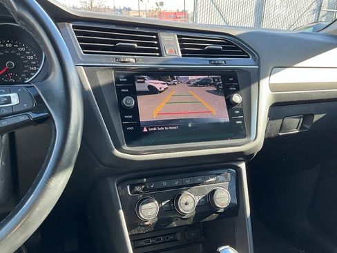 Used 2018 Volkswagen Tiguan SE w/ Panoramic Sunroof Package image 16
