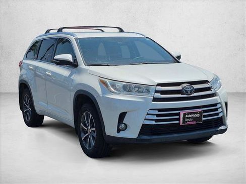 Used 2018 Toyota Highlander XLE AWD/4WD image 3