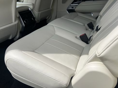 Used 2024 Land Rover Range Rover Long Wheelbase SE image 31