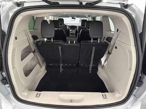 Used 2024 Chrysler Pacifica Touring-L image 25